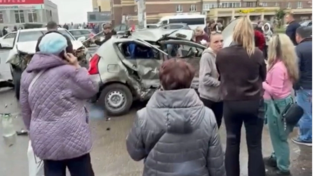ДТП с вылетевшими к остановке авто и погибшей женщиной попало на видео