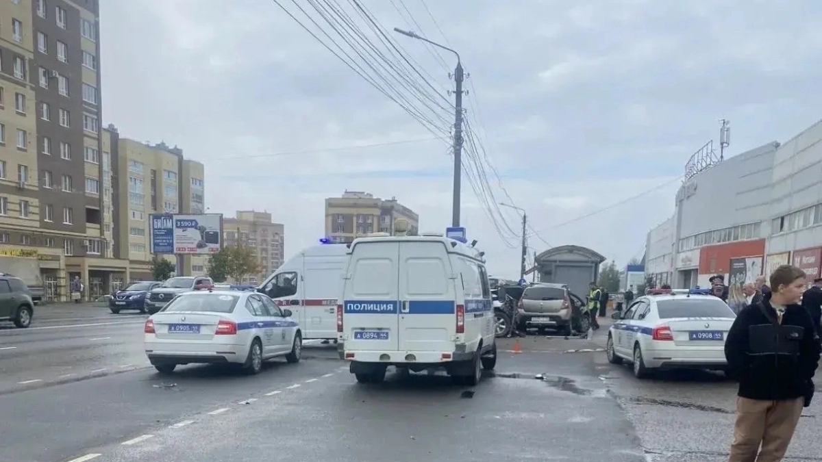 "Постоянно плакала и кому-то звонила": очевидцы рассказали о смертельном ДТП в Костроме