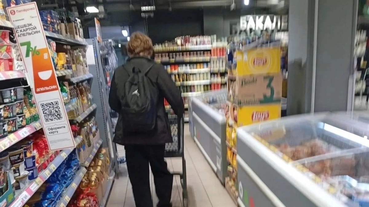 В Нерехте неизвестный молодой человек преследует женщину