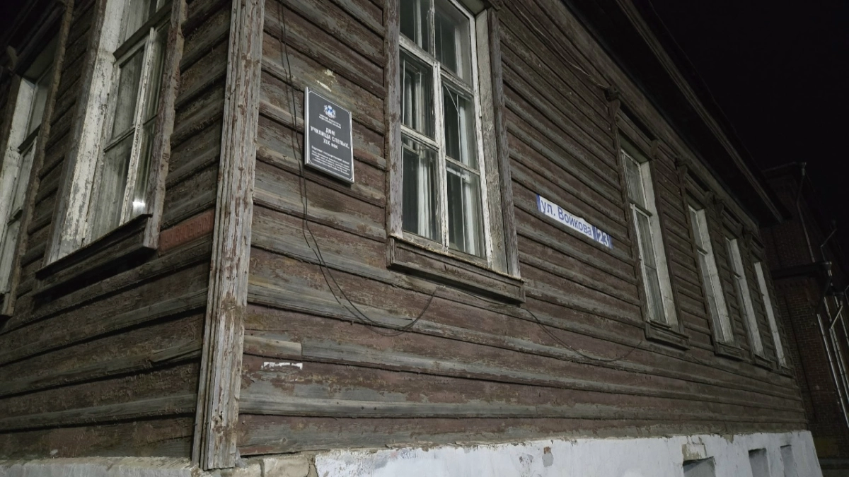 В Костроме из-за безответственных хозяев разрушается историческое здание на Ленина