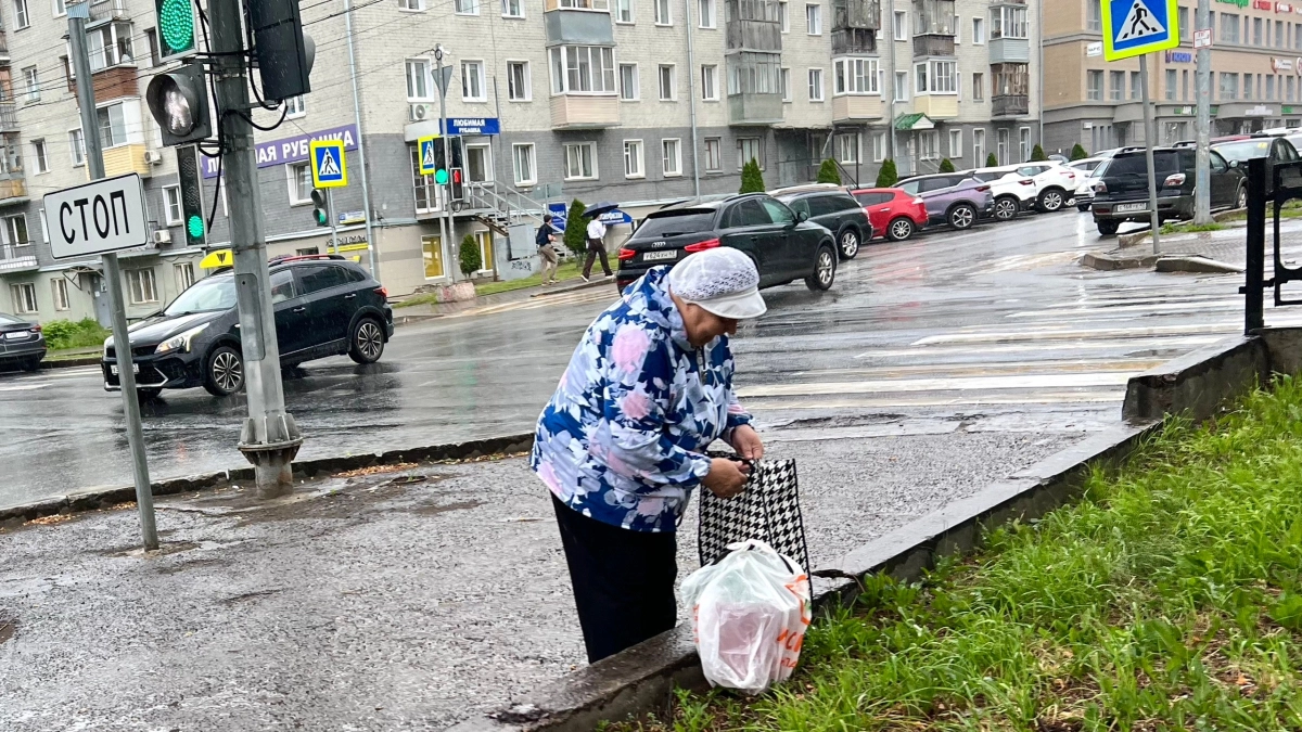 Столетним россиянам могут начать выплачивать 200 тысяч рублей