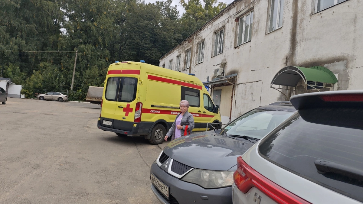 Мужчину без сознания на тротуаре в Костроме спасали с помощью силовиков