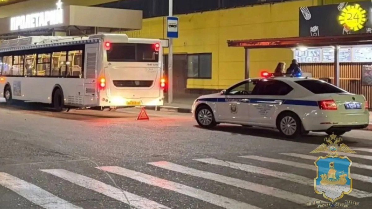 В Костроме автобус на остановке сбил десятилетнего ребенка