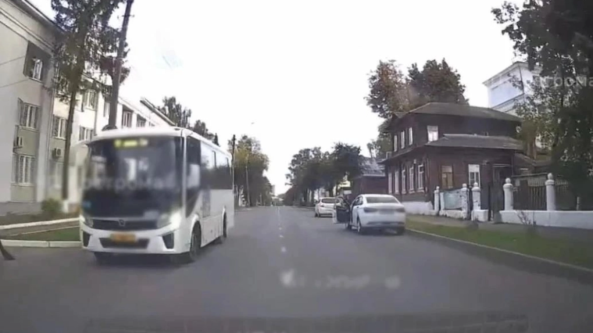Ехавший против движения автобус прославился в Костроме