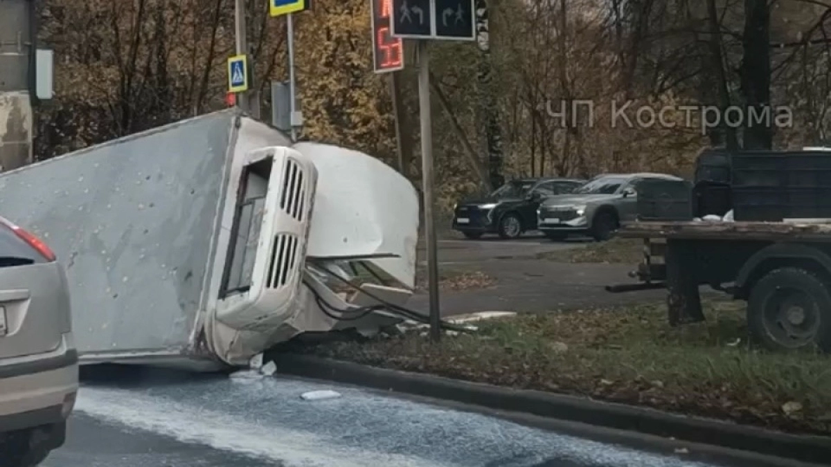 В аварии в Костроме фура потеряла фургон