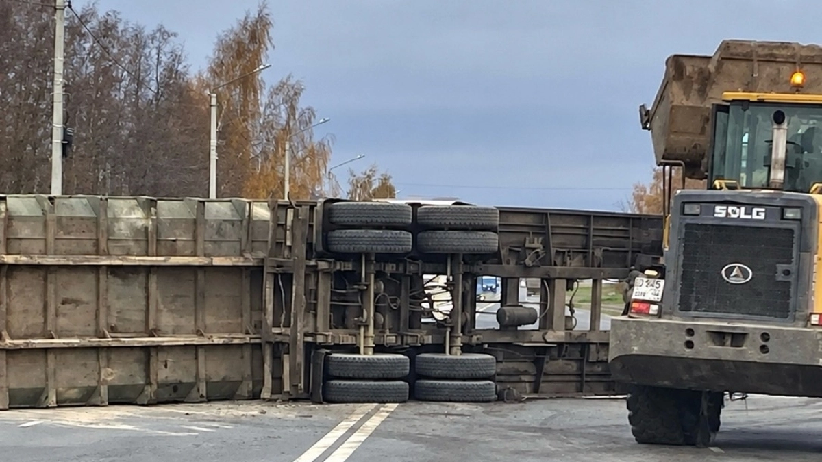 В Костроме перевернулся мусоровоз