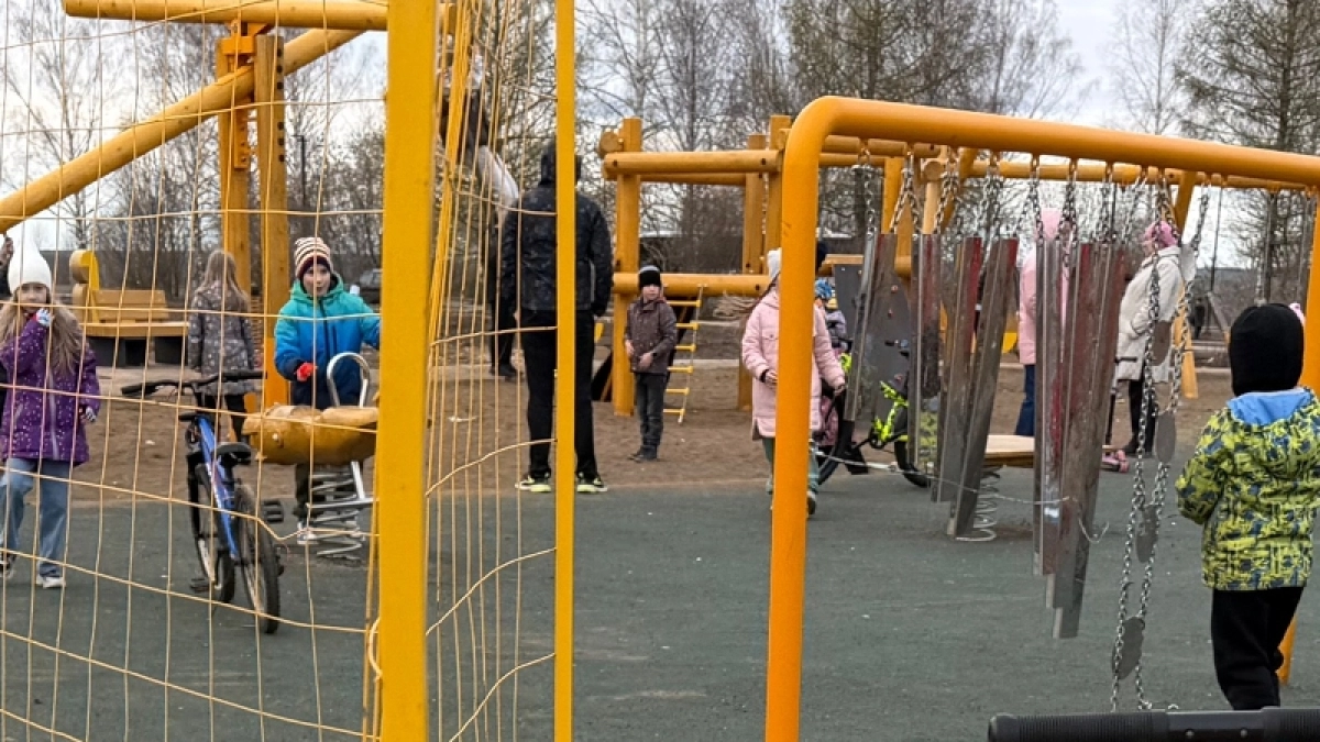 "Дети висят на остатках железа": в Костроме сообщают о разломанной площадке у школы