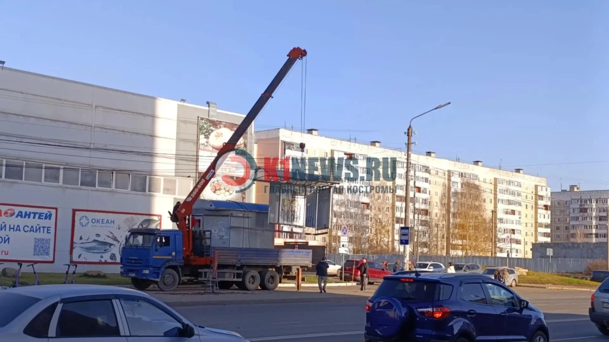В Костроме остановка улетела на глазах у прохожих