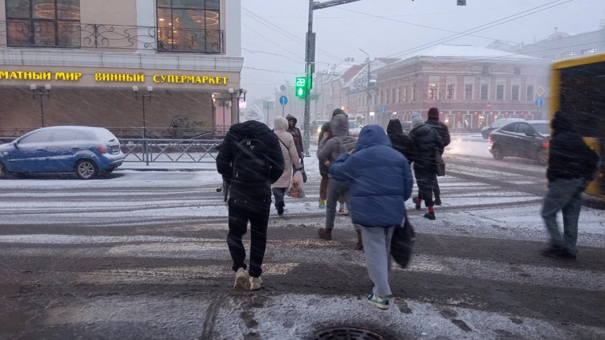 Первый снегопад идет на Кострому