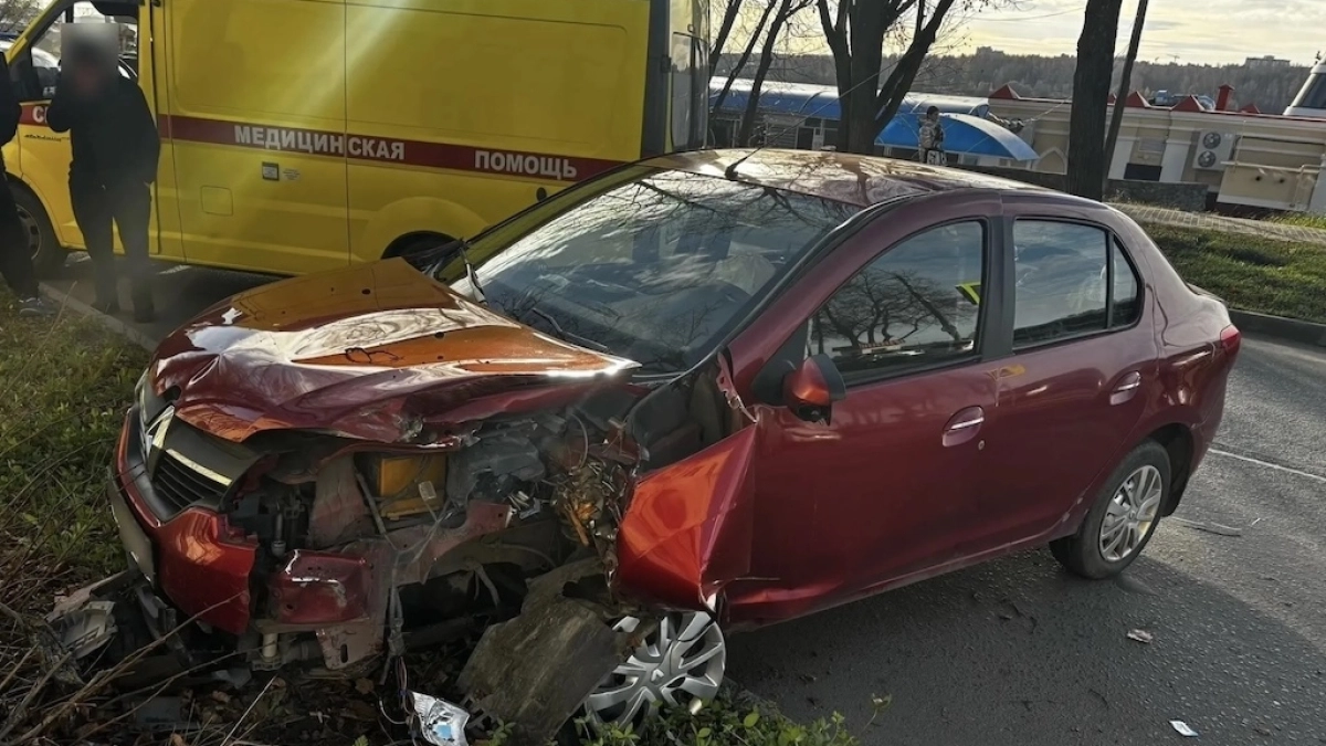 В иномарке на набережной в центре Костромы нашли раненого