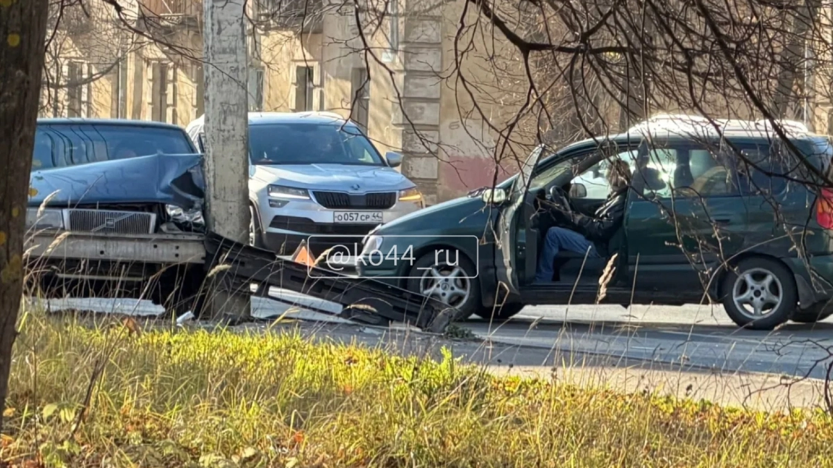 В Костроме девушка въехала в столб и перекрыла две полосы