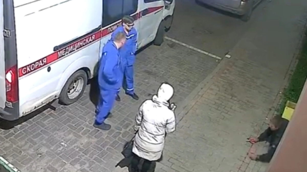 Неадекват с ножом нападает на костромичей и ломится в магазины