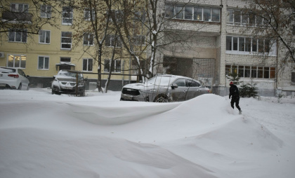 Школьники Костромы пробираются на учебу ползком сквозь сугробы