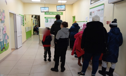  "Врачей нет из-за зарплат": в Костроме скандалят из-за очередей в поликлинике